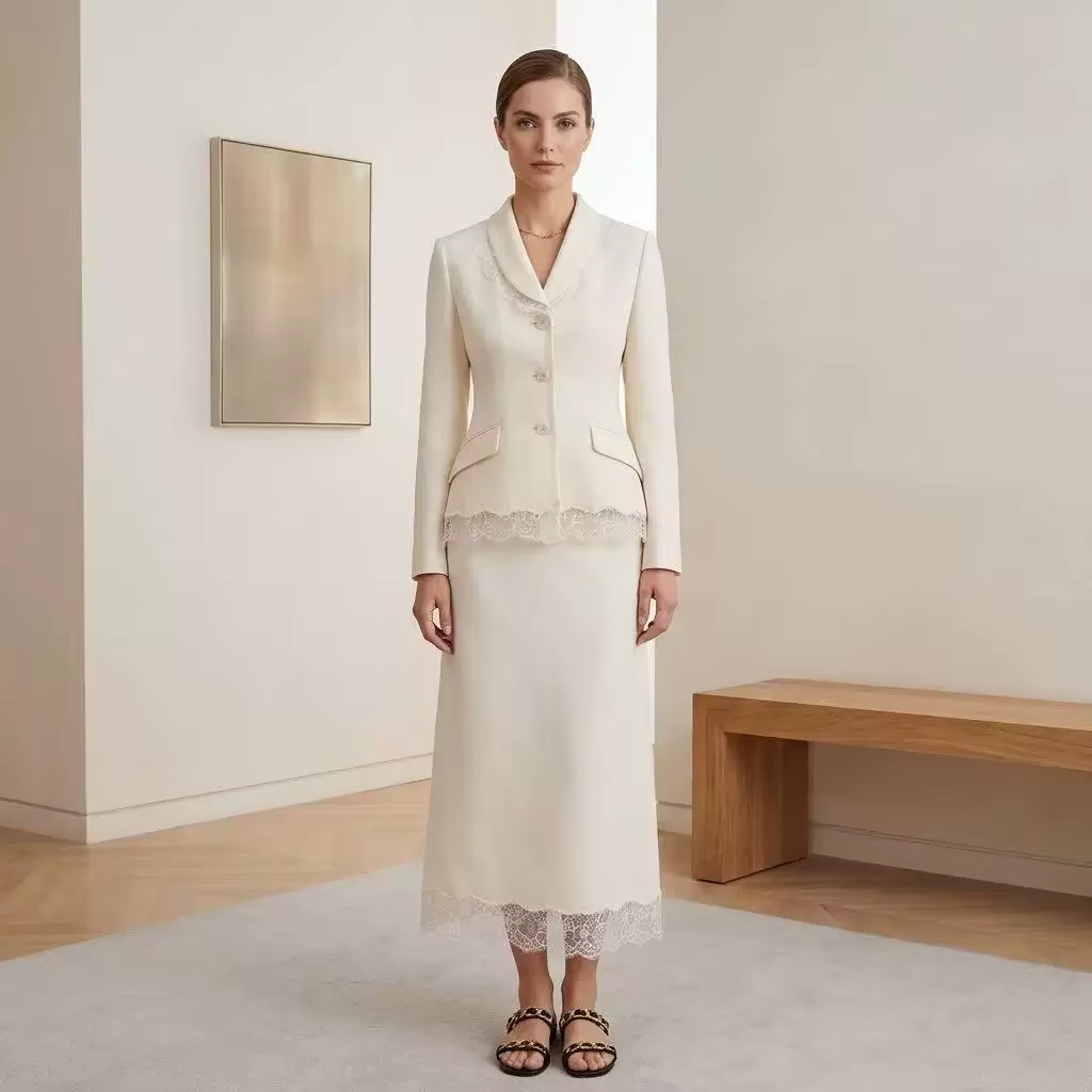 Formal Skirt - 高級ウールシルク混紡素材のスカートスーツ。女性用、レーストリムのブレザーとロングミディスカートの2点セット。白と黒の2色展開。ランウェイコレクション。